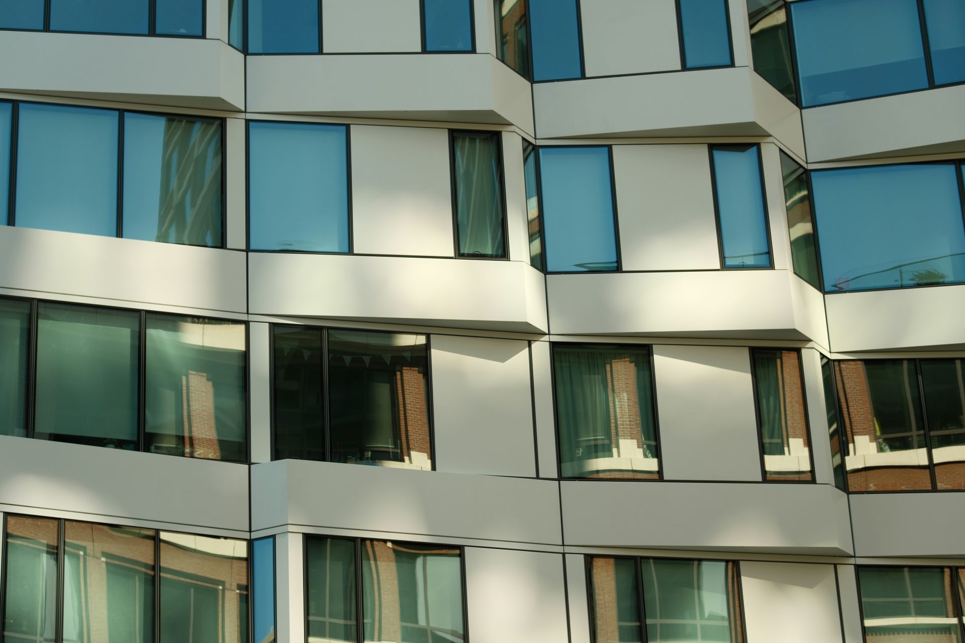 Ein modernes Gebäude mit reflektierenden Fenstern.