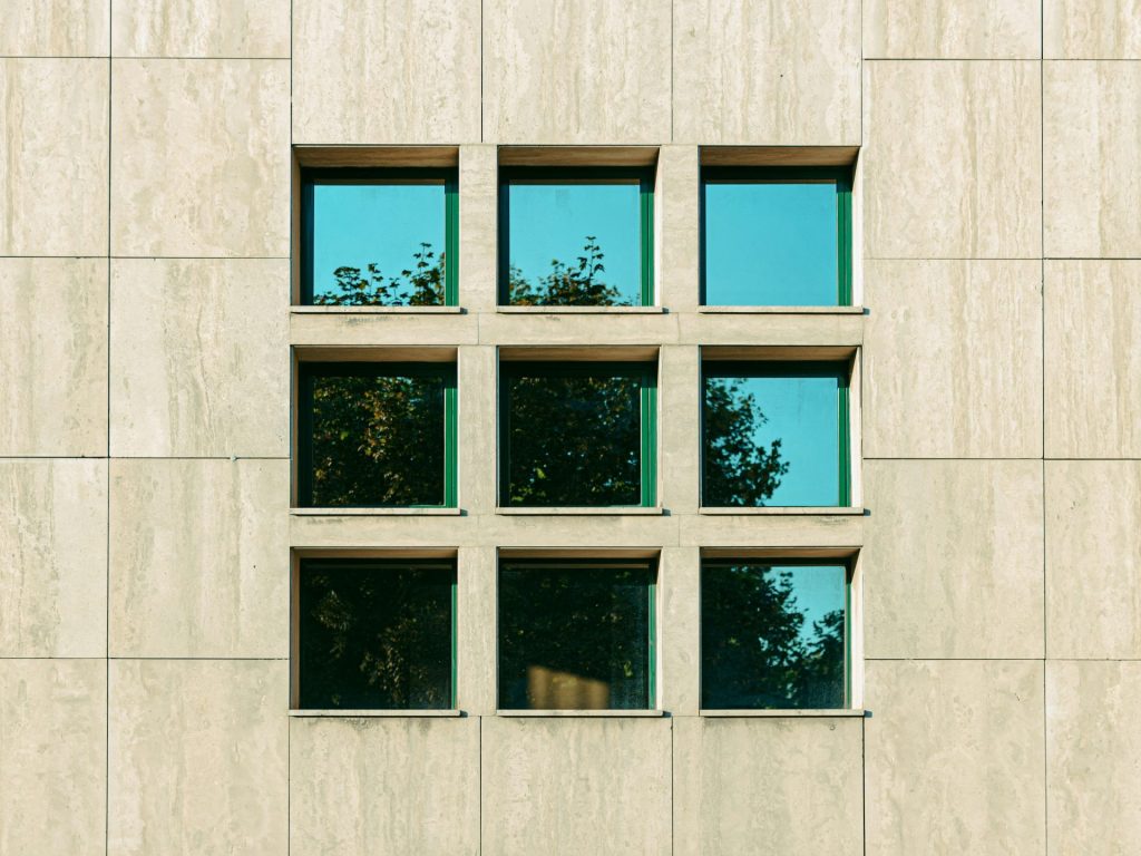 Ein Gebäude mit vielen Fenstern